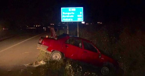 OTOMOBİL ŞARAMPOLE UÇTU: 3 YARALI
