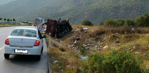 ÇORUM’DA KAMYON DEVRİLDİ: 1 ÖLÜ 3 YARALI