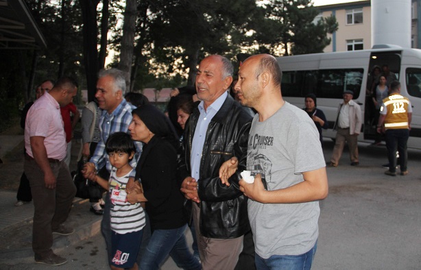 ŞEHİT UZMAN ÇAVUŞ OĞUZ EMRE ERKOÇ'UN CENAZESİ HASTANEYE GETİRİLİRKEN BABASI GÖZYAŞLARINA BOĞULURKEN ŞEHİDİN KÜÇÜK OĞLU HÜSEYİN EMRE HİÇBİR ŞEYDEN HABERSİZ ETRAFI İZLEDİ. (İHA/ÇORUM-İHA)