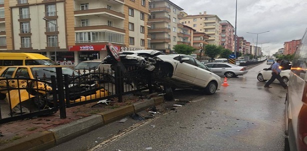 OTOMOBİL DEMİR KORKULUKLARA ÇIKTI