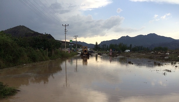 ÇORUM’DA YAĞMUR YAĞDI DERELER TAŞTI