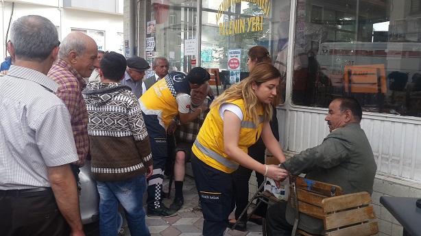 KAHVEHANE ÖNÜNDE OTURURKEN OTOMOBİL ÇARPTI