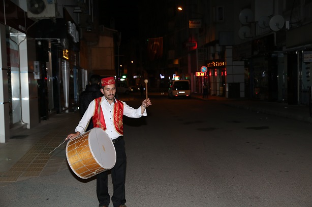 ÇORUM'DA RAMAZAN AYINDA 14 MAHALLEDE 43 DAVULCU GÖREV YAPACAK. (M. MUTTALİP YALÇIN/ÇORUM-İHA)