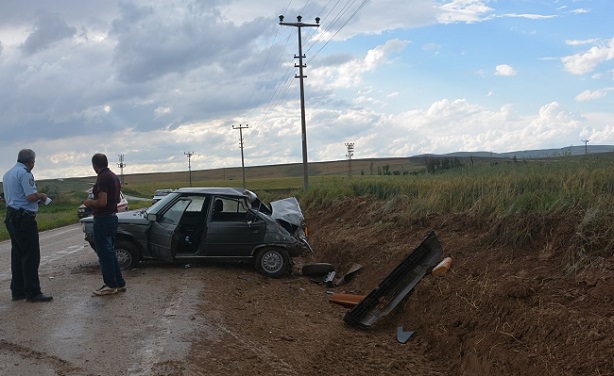 ÇORUM'UN SUNGURLU İLÇESİNDE MEYDANA GELEN TRAFİK KAZASINDA 2 KİŞİ YARALANDI. (SERKAN ŞANSEVER/ÇORUM-İHA)