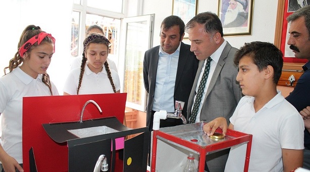 PROTOKOL ÜYELERİ SERGİYİ GEZERKEN (SERKAN ŞANSEVER/ÇORUM-İHA)