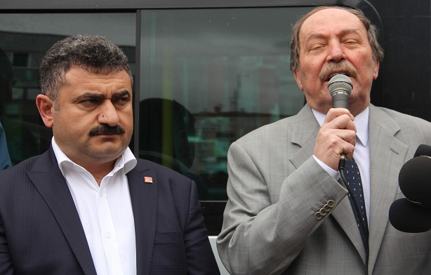 CHP İL BAŞKANI HASAN SUVACI (SAĞDAKİ) SADIRIYI KINARKEN, CHP MERKEZ İLÇE BAŞKANI ALİ RIZA SULUDERE, YAŞANAN OLAYLA İLGİLİ GAZETECİLERE AÇIKLAMADA BULUNDU. (M. MUTTALİP YALÇIN/ÇORUM-İHA)