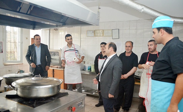 3 BİN 500 KİŞİYE SICAK YEMEK VERİLİYOR