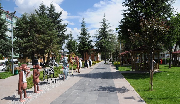 ÇORUM BELEDİYESİ'NİN ADİL CANDEMİR PARKINDAKİ YENİLEME ÇALIŞMALARI SONA ERDİ (İHA/ÇORUM-İHA)