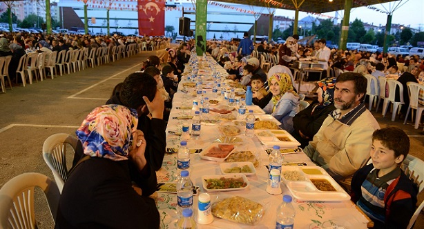 ÇORUM BELEDİYESİ MAHALLE İFTARLARI BAŞLADI (M. MUTTALİP YALÇIN/ÇORUM-İHA)