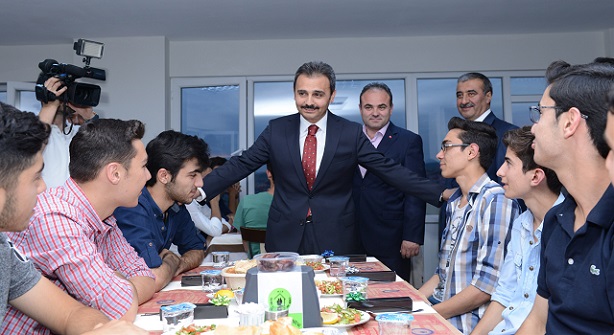 ÇORUM BELEDİYE BAŞKANI MUZAFFER KÜLCÜ, ÜNİVERSİTE SINAVINA GİRECEK ÖĞRENCİLERLE İFTAR YAPTI (M. MUTTALİP YALÇIN/ÇORUM-İHA)