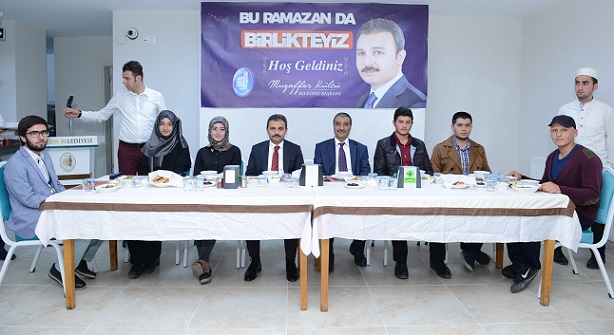ÇORUM BLEDİYE BAŞKANI MUZAFFER KÜLCÜ, LYS SINAVINA GİRECEK ÖĞRENCİLERLE İFTAR YAPTI (M. MUTTALİP YALÇIN/ÇORUM-İHA)