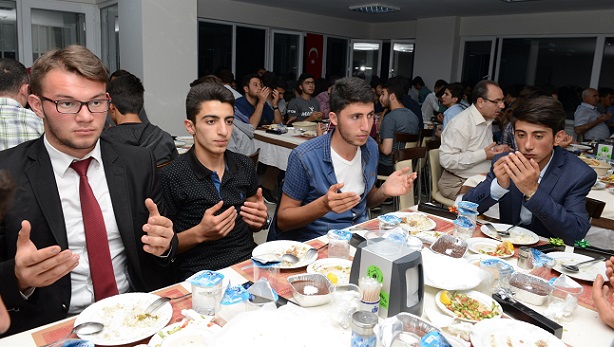 ÇORUM BELEDİYE BAŞKANI MUZAFFER KÜLCÜ, ÜNİVERSİTE SINAVINA GİRECEK ÖĞRENCİLERLE İFTAR YAPTI (M. MUTTALİP YALÇIN/ÇORUM-İHA)
