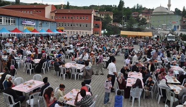 BAYAT BLEDİYESİ TARAFINDAN DÜZENLENEN KARDEŞLİK İFTARINA 3 BİN KİŞİ KATILDI (İHA/ÇORUM-İHA)