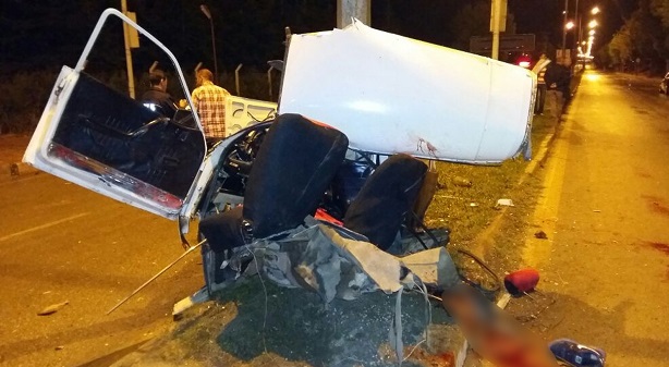ÇORUM'DA KONTROLDEN ÇIKAN BİR OTOMOBİL, ELEKTRİK DİREĞİNE ÇARPARAK İKİYE BÖLÜNDÜ. KAZADA 1 KİŞİ ÖLDÜ, 4 KİŞİ YARALANDI. (M. MUTTALİP YALÇIN/ÇORUM-İHA)