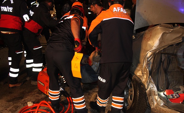 ÇORUM'UN ALACA İLÇESİNDE MEYDANA GELEN TRAFİK KAZASINDA 6 KİŞİ HAYATINI KAYBETTİ. (M. MUTTALİP YALÇIN/ÇORUM-İHA)