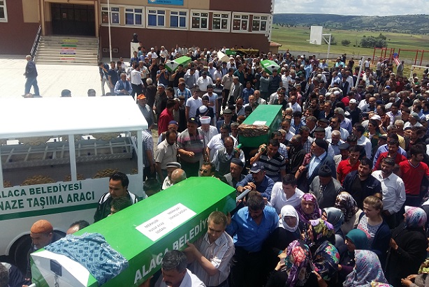 ÇORUM'UN ALACA İLÇESİNDE FECİ KAZADA HAYATINI KAYBEDEN 1'İ ÇOCUK 6 KİŞİ, CENAZESİNE GİTTİKLERİ MURAT DİLMEN'LE BİRLİKTE TOPRAĞA VERİLDİ. (M. MUTTALİP YALÇIN/ÇORUM-İHA)