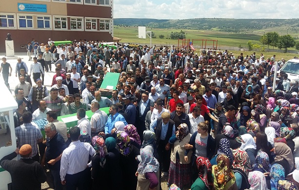 ÇORUM'UN ALACA İLÇESİNDE FECİ KAZADA HAYATINI KAYBEDEN 1'İ ÇOCUK 6 KİŞİ, CENAZESİNE GİTTİKLERİ MURAT DİLMEN'LE BİRLİKTE TOPRAĞA VERİLDİ. (M. MUTTALİP YALÇIN/ÇORUM-İHA)