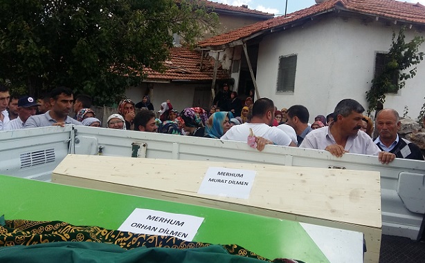 ÇORUM'UN ALACA İLÇESİNDE FECİ KAZADA HAYATINI KAYBEDEN 1'İ ÇOCUK 6 KİŞİ, CENAZESİNE GİTTİKLERİ MURAT DİLMEN'LE BİRLİKTE TOPRAĞA VERİLDİ. (M. MUTTALİP YALÇIN/ÇORUM-İHA)