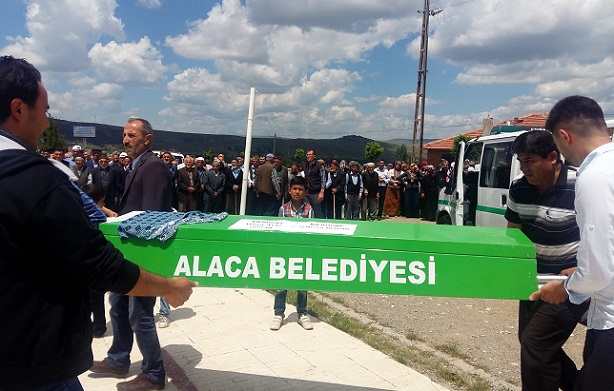 ÇORUM'UN ALACA İLÇESİNDE FECİ KAZADA HAYATINI KAYBEDEN 1'İ ÇOCUK 6 KİŞİ, CENAZESİNE GİTTİKLERİ MURAT DİLMEN'LE BİRLİKTE TOPRAĞA VERİLDİ. (M. MUTTALİP YALÇIN/ÇORUM-İHA)