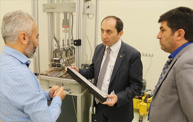 HİTİT ÜNİVERSİTESİ REKTÖRÜ PROF. DR. REHA METİN ALKAN, ÜNİVERSİTE LABORATUARLARINDA İNCELEMELERDE BULUNDU (İHA/ÇORUM-İHA)
