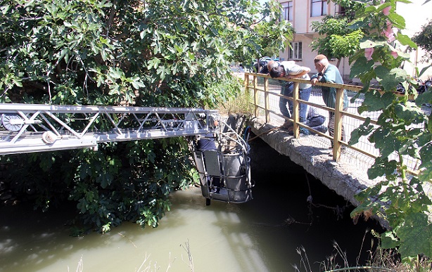 ÇORUM’UN OSMANCIK İLÇESİNDE SULAMA KANALINA DÜŞEN KÖPEK, İTFAİYE EKİPLERİ TARAFINDAN KURTARILDI. (İSMAİL KABAKDERE/ÇORUM-İHA)