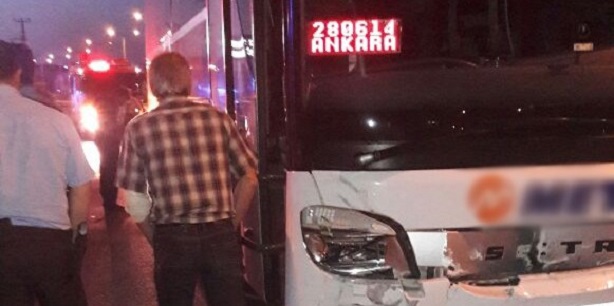 OTOBÜSLE TRAKTÖR ÇARPIŞTI 1 KİŞİ ÖLDÜ