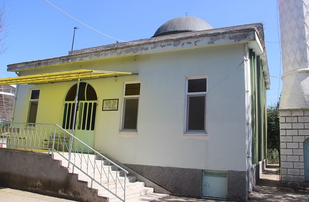 1994 YILINDA İNŞAATINA BAŞLANAN VE 1996 YILINDA HİZMETE GİREN BİLAL HABEŞİ CAMİ BU GÜNE KADAR MASRAFLARINI HAYIRSEVER İŞ ADAMI DURKAYA TOPÇUBAŞI KARŞILIYORDU. (İSMAİL KABAKDERE/ÇORUM-İHA)