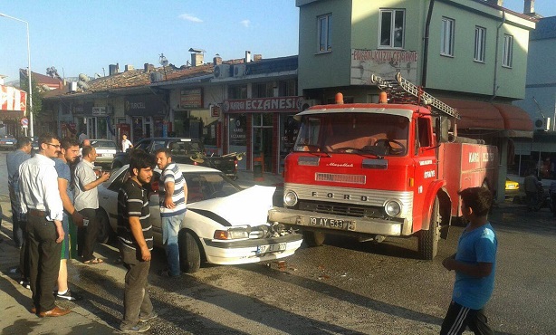 İTFAİYE ARACI İLE OTOMOBİL ÇARPIŞTI