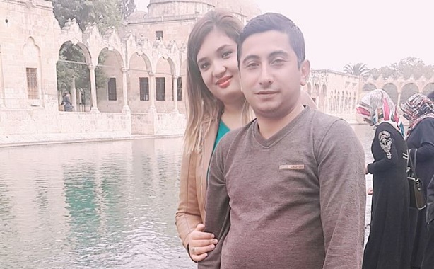 MARDİN'İN DERİK İLÇESİNE BAĞLI SOĞUKKUYU KÖYÜNDE EV ARAMASI YAPMAK İÇİN GİDEN ASKERLERDEN ASTSUBAY MUSTAFA AYNA’NIN ACI HABERİ MEMLEKETİ ÇORUM'UN OSMANCIK İLÇESİNE ULAŞTI. ŞEHİT ANNESİNİ SAĞLIK GÖREVLİLERİ TESKİN ETTİ. (ŞEHİT MUSTAFA AYNA, EŞİ VE ÇOCUĞU) (İSMAİL KABAKDERE/ÇORUM-İHA)