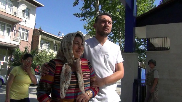 MARDİN'İN DERİK İLÇESİNE BAĞLI SOĞUKKUYU KÖYÜNDE EV ARAMASI YAPMAK İÇİN GİDEN ASKERLERDEN ASTSUBAY MUSTAFA AYNA’NIN ACI HABERİ MEMLEKETİ ÇORUM'UN OSMANCIK İLÇESİNE ULAŞTI. ŞEHİT ANNESİNİ SAĞLIK GÖREVLİLERİ TESKİN ETTİ. (İSMAİL KABAKDERE/ÇORUM-İHA)