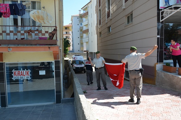 MARDİN'İN DERİK İLÇESİNE BAĞLI SOĞUKKUYU KÖYÜNDE EV ARAMASI YAPMAK İÇİN GİDEN ASKERLERDEN ASTSUBAY MUSTAFA AYNA’NIN ACI HABERİ MEMLEKETİ ÇORUM'UN OSMANCIK İLÇESİNE ULAŞTI. (İSMAİL KABAKDERE/ÇORUM-İHA)