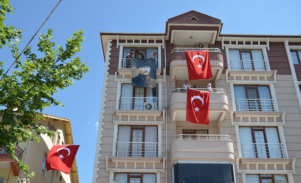 MARDİN'İN DERİK İLÇESİNE BAĞLI SOĞUKKUYU KÖYÜNDE EV ARAMASI YAPMAK İÇİN GİDEN ASKERLERDEN ASTSUBAY MUSTAFA AYNA’NIN ACI HABERİ MEMLEKETİ ÇORUM'UN OSMANCIK İLÇESİNE ULAŞTI. (İSMAİL KABAKDERE/ÇORUM-İHA)