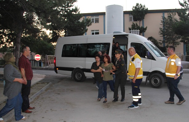 MARDİN'İN DERİK İLÇESİNDE ŞEHİT OLAN JANDARMA UZMAN ÇAVUŞ OĞUZ EMRE ERKOÇ'UN EŞİ GÜLAY ERKOÇ'U YAKINLARI GÜÇLÜKLE TESELLİ ETTİ. (İHA/ÇORUM-İHA)