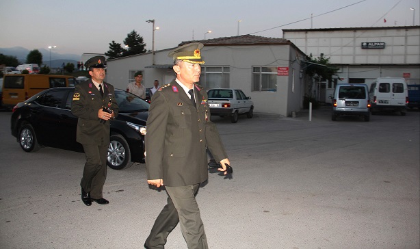 ŞEHİT UZMAN ÇAVUŞ OĞUZ EMRE ERKOÇ'UN HASTANEYE GETİRİLMEDEN ÖNCE İL JANDARMA ALAY KOMUTANI J. KD. ALBAY AHMET ÇELİK HASTANEYE GELDİ. (İHA/ÇORUM-İHA)