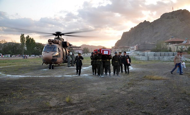 MARDİN'DE ŞEHİT OLANASTSUBAY ÜST ÇAVUŞ MUSTAFA AYNA'NIN CENAZESİ ÇORUM'UN OSMANCIK İLÇESİNE GETİRİLDİ. (İHA/ÇORUM-İHA)