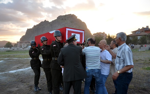 ASTSUBAY ÜST ÇAVUŞ MUSTAFA AYNA'NIN CENAZESİ ÇORUM'UN OSMANCIK İLÇESİNE GETİRİLDİ. (İHA/ÇORUM-İHA)