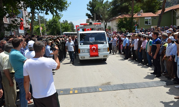 MARDİN'İN DERİK İLÇESİNDE OPERASYON SIRASINDA TERÖR ÖRGÜTÜ PKK İLE GİRİLEN ÇATIŞMADA ŞEHİT OLAN JANDARMA ASTSUBAY ÜSTÇAVUŞ MUSTAFA AYNA, ÇORUM’UN OSMANCIK İLÇESİNDE SON YOLCULUĞUNA UĞURLANIYOR. (İSMAİL KABAKDERE/ÇORUM-İHA)