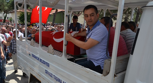 MARDİN'İN DERİK İLÇESİNDE OPERASYON SIRASINDA TERÖR ÖRGÜTÜ PKK İLE GİRİLEN ÇATIŞMADA ŞEHİT OLAN JANDARMA ASTSUBAY ÜSTÇAVUŞ MUSTAFA AYNA, ÇORUM’UN OSMANCIK İLÇESİNDE SON YOLCULUĞUNA UĞURLANIYOR. (İSMAİL KABAKDERE/ÇORUM-İHA)