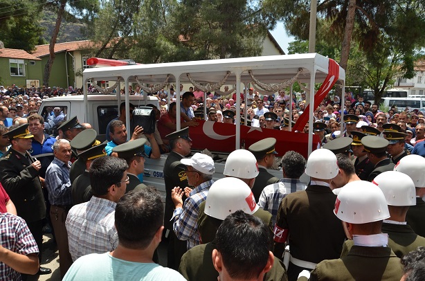 MARDİN'İN DERİK İLÇESİNDE OPERASYON SIRASINDA TERÖR ÖRGÜTÜ PKK İLE GİRİLEN ÇATIŞMADA ŞEHİT OLAN JANDARMA ASTSUBAY ÜSTÇAVUŞ MUSTAFA AYNA, ÇORUM’UN OSMANCIK İLÇESİNDE SON YOLCULUĞUNA UĞURLANIYOR. (İSMAİL KABAKDERE/ÇORUM-İHA)