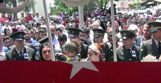 MARDİN'İN DERİK İLÇESİNDE OPERASYON SIRASINDA TERÖR ÖRGÜTÜ PKK İLE GİRİLEN ÇATIŞMADA ŞEHİT OLAN JANDARMA ASTSUBAY ÜSTÇAVUŞ MUSTAFA AYNA, ÇORUM’UN OSMANCIK İLÇESİNDE SON YOLCULUĞUNA UĞURLANIYOR. (İSMAİL KABAKDERE/ÇORUM-İHA)