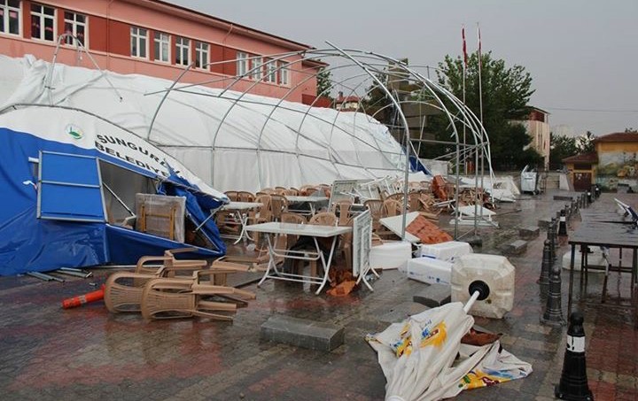 ÇORUM'UN SUNGURLU İLÇESİNDE ŞİDDETLİ FIRTINA İFTAR ÇADIRINI UÇURDU. (SERKAN ŞANSEVER/ÇORUM-İHA)