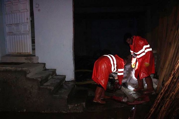 ÇORUM'UN SUNGURLU İLÇESİNDE ETKİLİ OLAN SAĞANAK YAĞIŞ EV VE İŞYERLERİNDE SU BASKINLARINA NEDE OLDU. (SERKAN ŞANSEVER/ÇORUM-İHA)