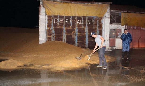 ÇORUM'UN SUNGURLU İLÇESİNDE ETKİLİ OLAN YAĞMUR YAĞIŞI NEDENİYLE BİR ÇOK EV VE İŞ YERİNİ SU BASTI. (SERKAN ŞANSEVER/ÇORUM-İHA)