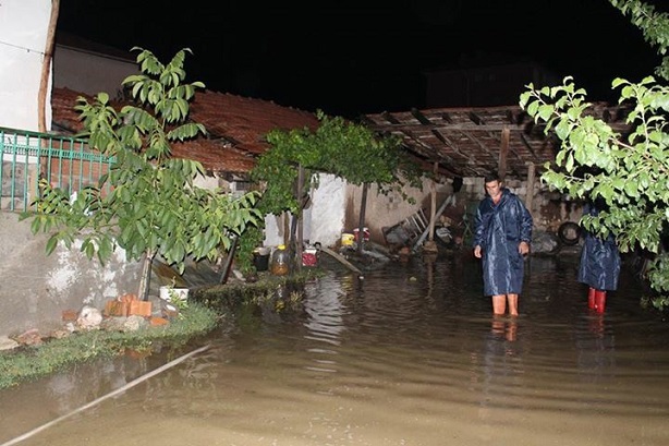 ÇORUM’DA EV VE İŞ YERLERİNİ SU BASTI