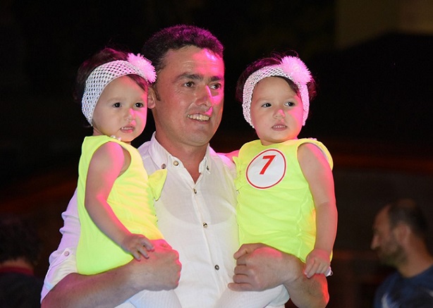 ORDU’NUN ÜNYE İLÇESİNDE “EN BENZER İKİZLER YARIŞMASI”NIN ÜÇÜNCÜSÜ RAMAZAN ETKİNLİKLERİ KAPSAMINDA GERÇEKLEŞTİRİLDİ. TOPLAM 26 İKİZİN KATILDIĞI YARIŞMA İZLEYENLERE KEYİFLİ ANLAR YAŞATIRKEN, JÜRİ KARAR VERMEKTE ZORLANDI. (SELİM GÜREL/ORDU-İHA)