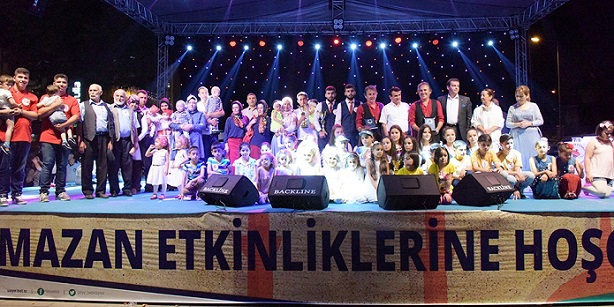 ORDU’NUN ÜNYE İLÇESİNDE “EN BENZER İKİZLER YARIŞMASI”NIN ÜÇÜNCÜSÜ RAMAZAN ETKİNLİKLERİ KAPSAMINDA GERÇEKLEŞTİRİLDİ. TOPLAM 26 İKİZİN KATILDIĞI YARIŞMA İZLEYENLERE KEYİFLİ ANLAR YAŞATIRKEN, JÜRİ KARAR VERMEKTE ZORLANDI. (SELİM GÜREL/ORDU-İHA)