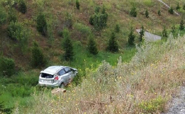 OTOMOBİL ŞARAMPOLE UÇTU: 5 YARALI