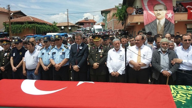 İSTANBUL ATATÜRK HAVALİMANI'NDA MEYDANA GELEN HAİN SALDIRIDA HAYATINI KAYBEDEN YER HİZMETLERİ GÖREVLİSİ ÇAĞLAYAN ÇÖL, MEMLEKETİ ÇORUM’UN OSMANCIK İLÇESİNE BAĞLI BAŞPINAR KÖYÜNDE SON YOLCULUĞUNA UĞURLANDI. (İSMAİL KABAKDERE/ÇORUM-İHA)