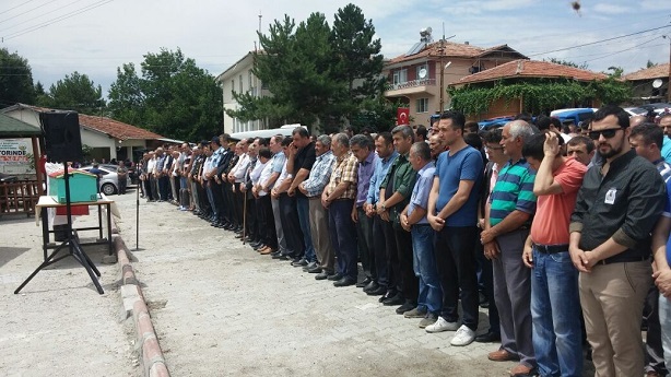 İSTANBUL ATATÜRK HAVALİMANI'NDA MEYDANA GELEN HAİN SALDIRIDA HAYATINI KAYBEDEN YER HİZMETLERİ GÖREVLİSİ ÇAĞLAYAN ÇÖL, MEMLEKETİ ÇORUM’UN OSMANCIK İLÇESİNE BAĞLI BAŞPINAR KÖYÜNDE SON YOLCULUĞUNA UĞURLANDI. (İSMAİL KABAKDERE/ÇORUM-İHA)