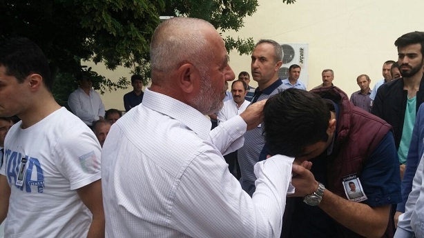 İSTANBUL ATATÜRK HAVALİMANI'NDA MEYDANA GELEN HAİN SALDIRIDA HAYATINI KAYBEDEN YER HİZMETLERİ GÖREVLİSİ ÇAĞLAYAN ÇÖL, MEMLEKETİ ÇORUM’UN OSMANCIK İLÇESİNE BAĞLI BAŞPINAR KÖYÜNDE SON YOLCULUĞUNA UĞURLANDI. BABA OSMAN ÇÖL, TAZİYELERİ KABUL ETTİ. (İSMAİL KABAKDERE/ÇORUM-İHA)